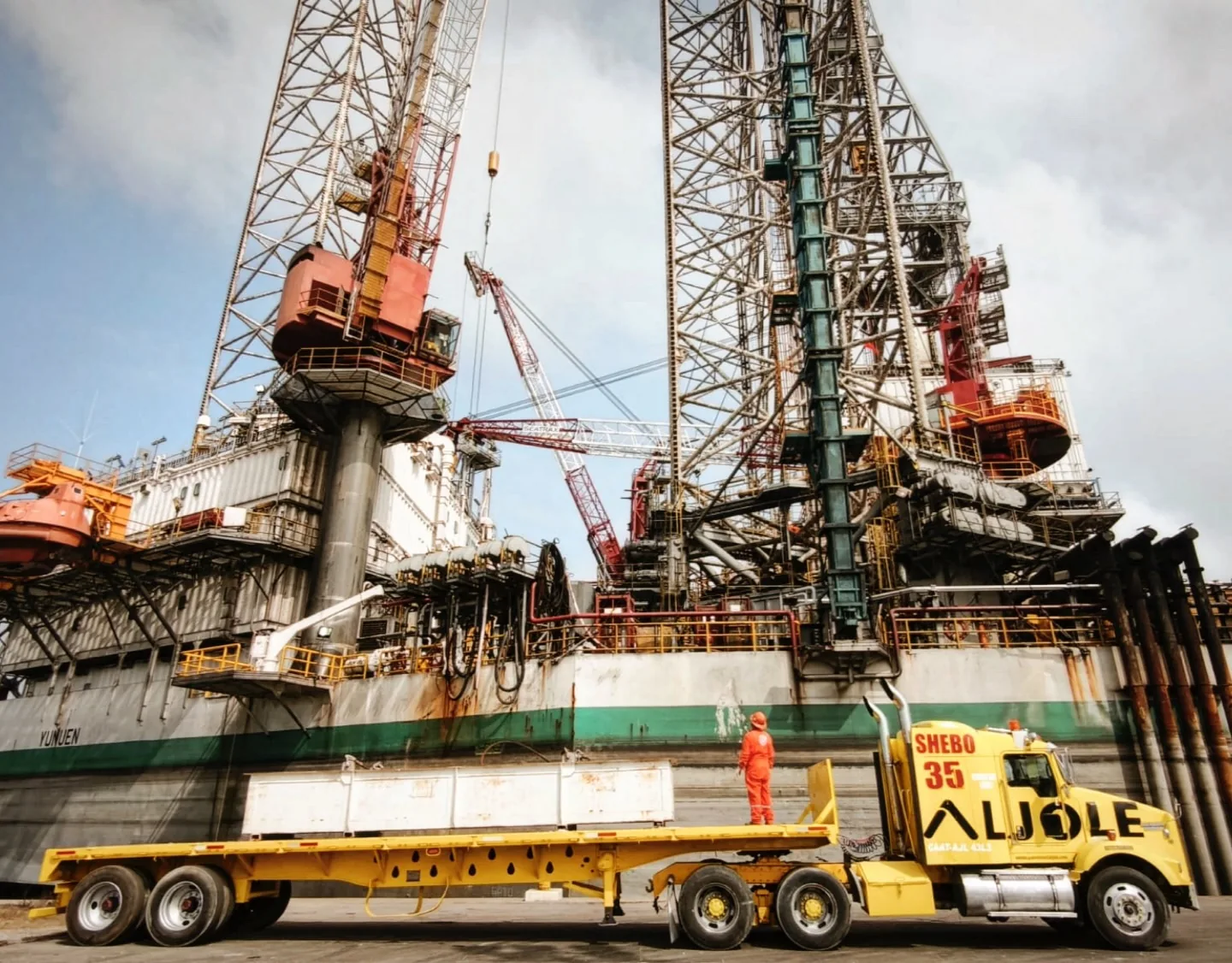 Grúa y unidad ALJOLE durante una maniobra en una instalación industrial