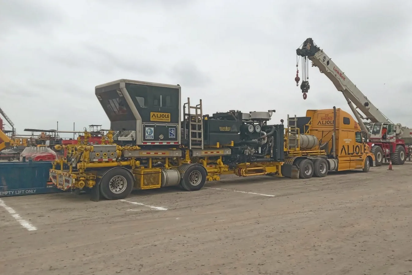 Unidades ALJOLE y grúa durante el traslado de equipo industrial